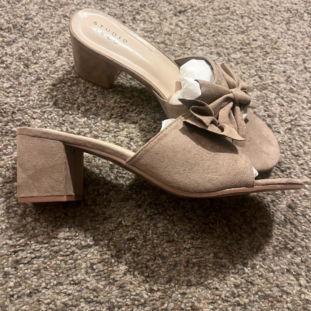 NEW Studio Women's Tan Suede Block Heel Mules